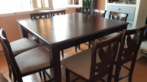 Table de salon avec chaises