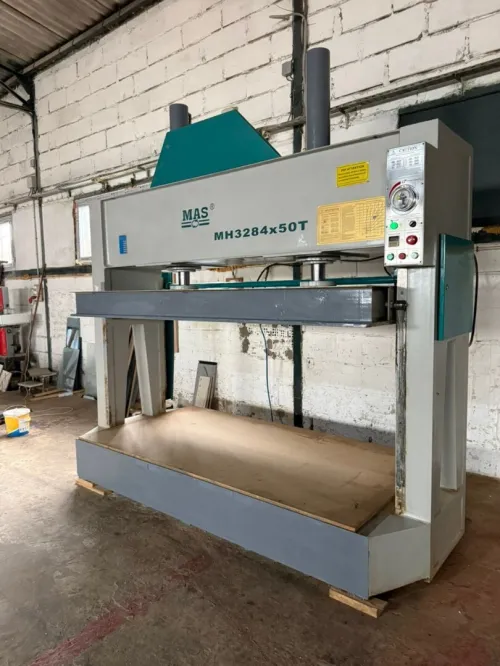 Presse hydrolique a froid des portes