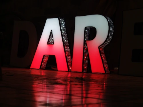 Enseigne lumineuse, panneau publicitaire