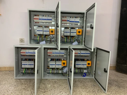 étude, câblage et installation de tous types d'armoires électriques (TGBT, pompage, éclairage, inverseur de source...)     دراسة وتركيب مختلف أنواع الخزائن الكهربائية