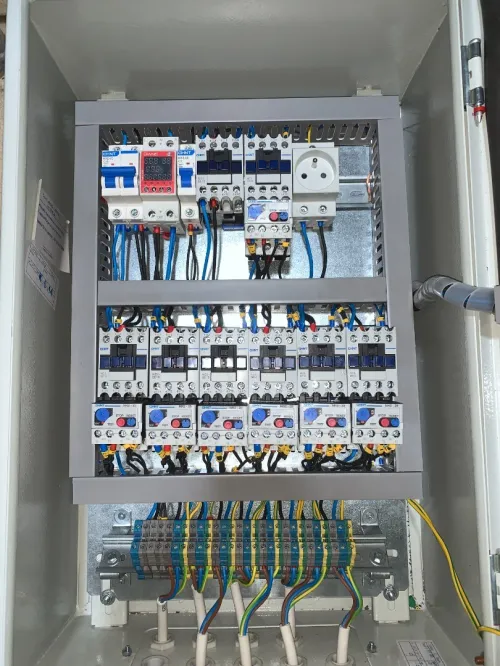 étude, câblage et installation de tous types d'armoires électriques (TGBT, pompage, éclairage, inverseur de source...)     دراسة وتركيب مختلف أنواع الخزائن الكهربائية