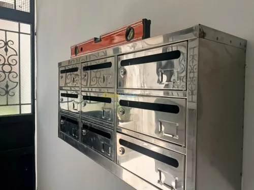 Fabrication de boîtes aux lettres sur mesure