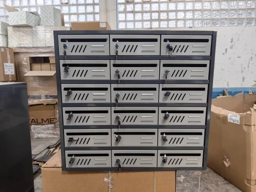 Fabrication de boîtes aux lettres sur mesure