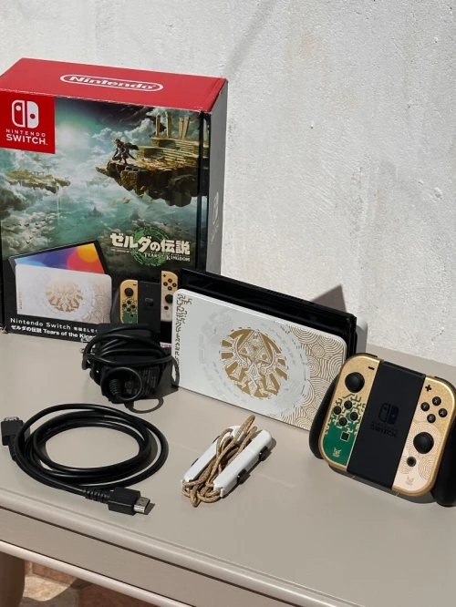 Nintendo switch oled edition Zelda avec tout les accessoires