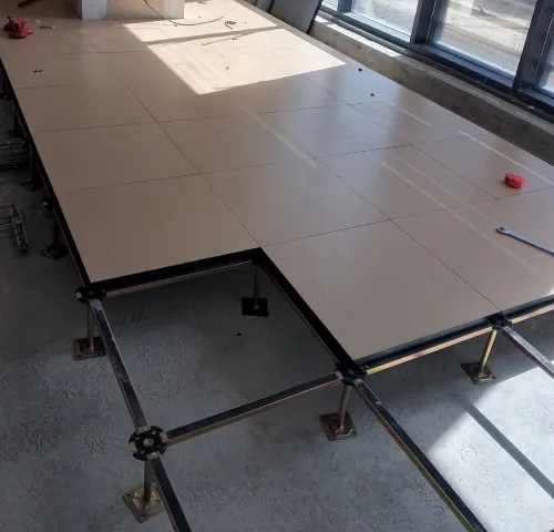Installation professionnelle et soignée de faux plancher technique