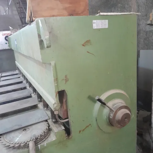 MACHINE GUILLOTINE  HYDRAULIQUE  2 M 50   COUPE 6MM   MARQUE  DISMA  ESPAGNE
