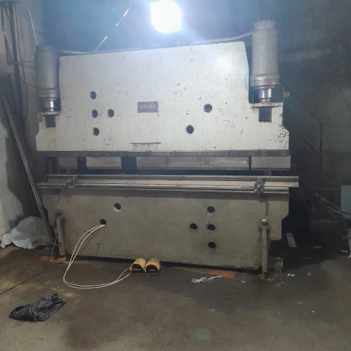 PRESSE PLIEUSE HYDRAULIQUE 2M50 . 80 TONNES  OMAG