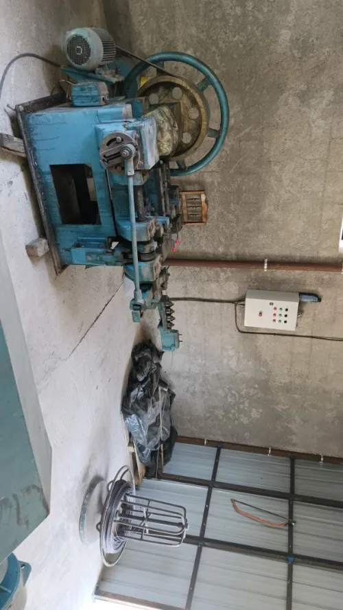 Machine clous