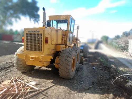 NIVELEUSE KOMATSU GD705 2005