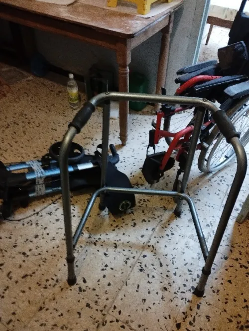 Chaise roulante pour enfant et 2 déambulateurs