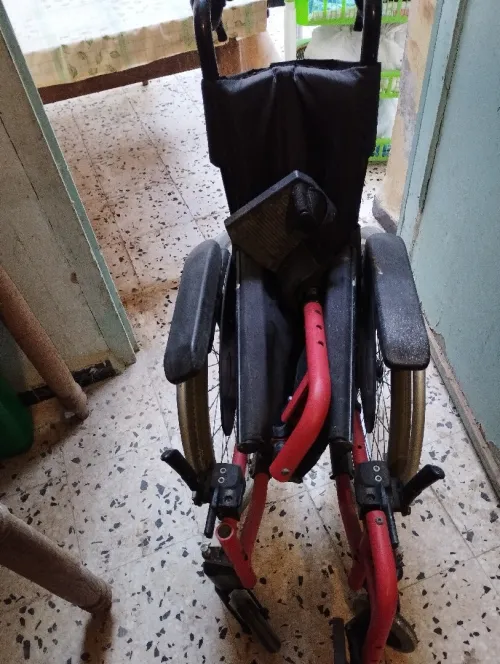 Chaise roulante pour enfant et 2 déambulateurs
