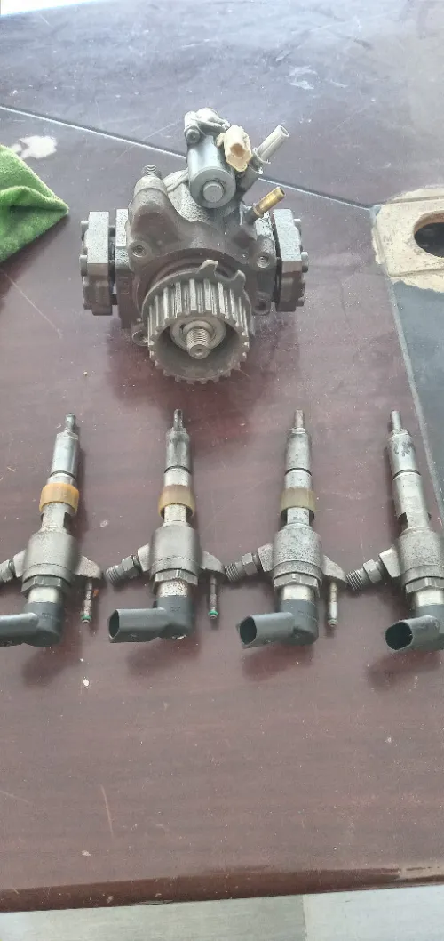 BEC INJECTEURS PEUGEOT 308 CONTINENTAL OU SYMENSE QUANTITE 04 PLUS 1 DOSEUR D OCASION ANNEE 2012 LA 112 CH UN SEUL ARBRE A CAME