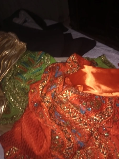 DES TENUES DE FETES A VENDRE