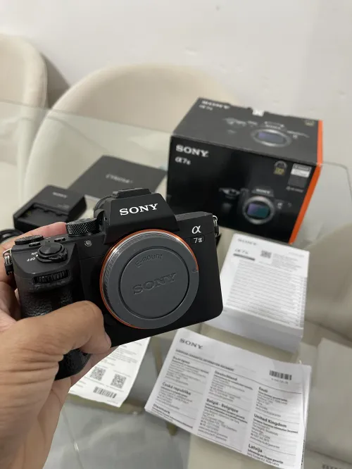 Sony A7 III : Très bon état / 6k click + carte mémoire 128 gb
