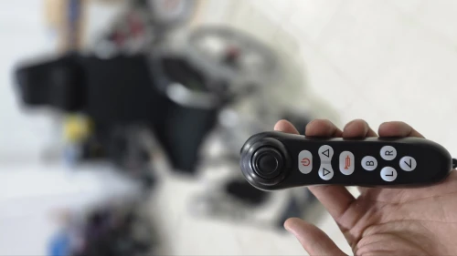 Fauteuil roulant électrique JRWD303U | Dossier haut, grandes roues & télécommande