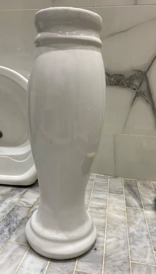 Lavabo élégant avec pied Taille généreuse 