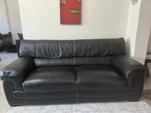 KIT COMPLET POUR SALON (SALON EN VERITABLE CUIR + TABLE BASSE + BIBLIOTHEQUE + TAPIS)
