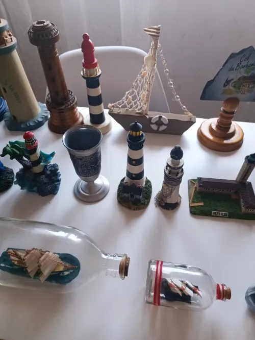 Collections variée d'objets de décoration sur le thème marin