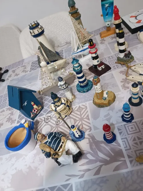 Collections variée d'objets de décoration sur le thème marin