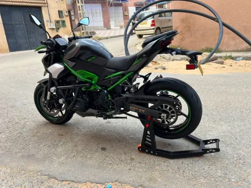 Kawasaki Z900 2025