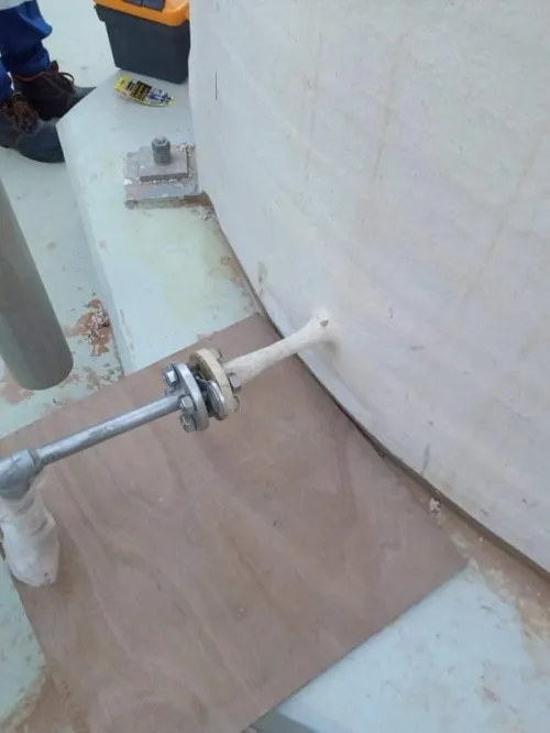 Réparation en PRV / GRP Fibre de verre / fiberglass / Citernes / cuves / conduites / tuyaux