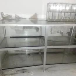 a vendre comptoir en aluminium & présentoir pour bonbons