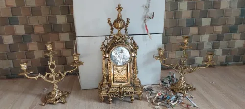 chandelier et montre