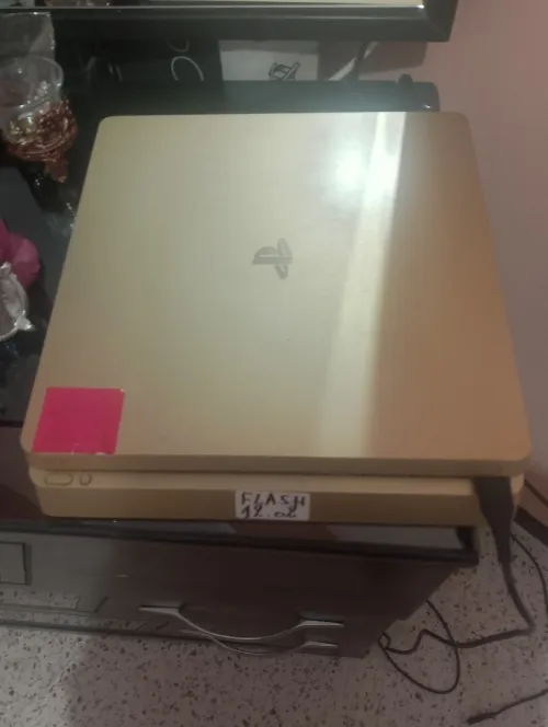 Ps4 slim flache avec deux manettes