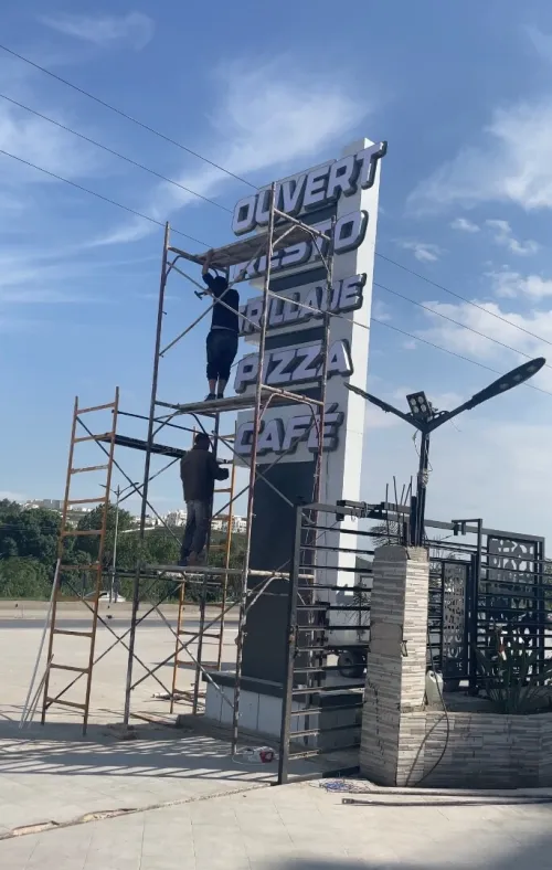 PANNEAUX PUBLICITAIRES Création Fabrication & Installation