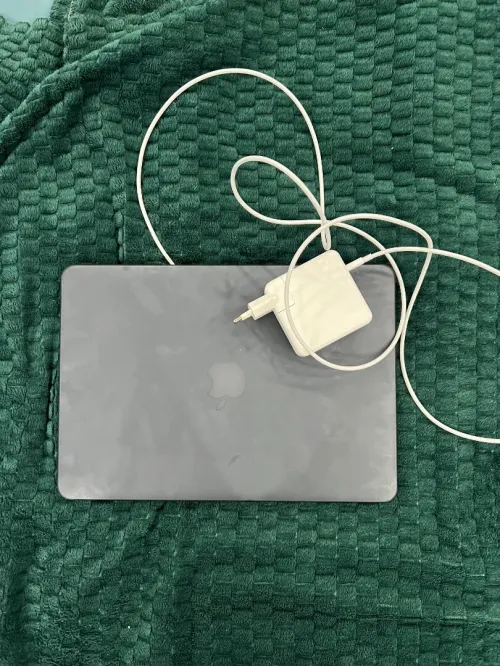 MacBook Pro 13 2015 i5 premier main excellent état jamais ouvert chargeur original