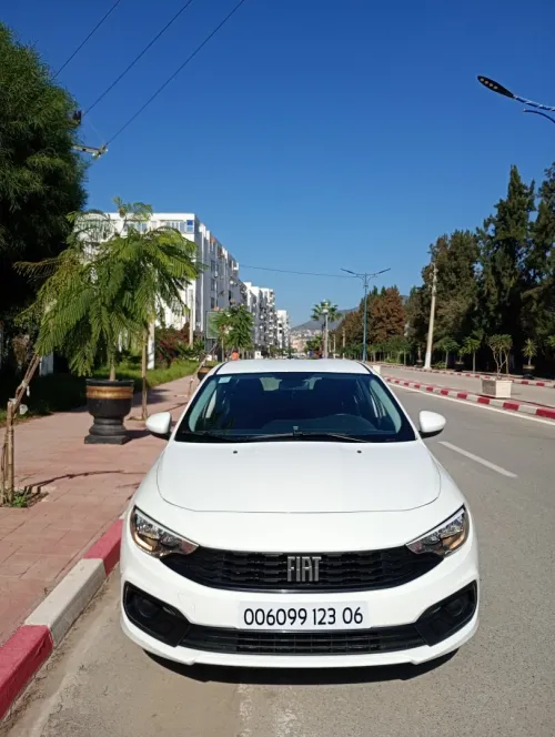 Fiat Tipo Sedan 2023 La bleu urbain blus   la Blanc City plus