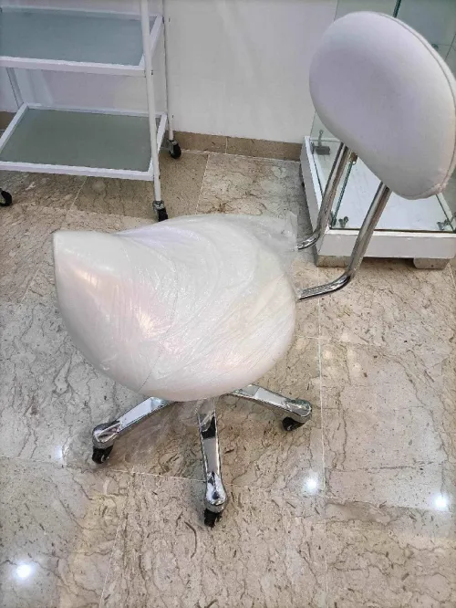 Table onglerie + 2 chaises 