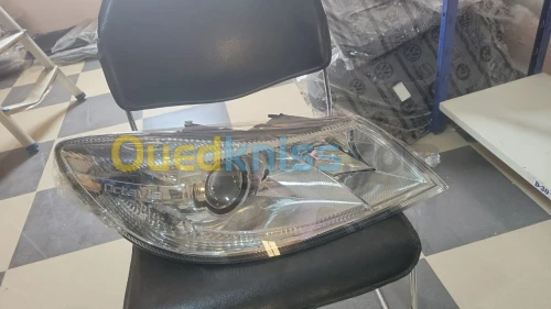 Phare Xénon SKODA Octavia côté droit avec calculateur