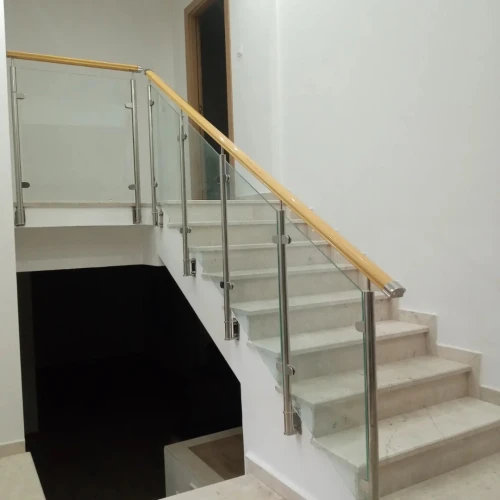 Garde corps et rampe d'escalier en verre et inox