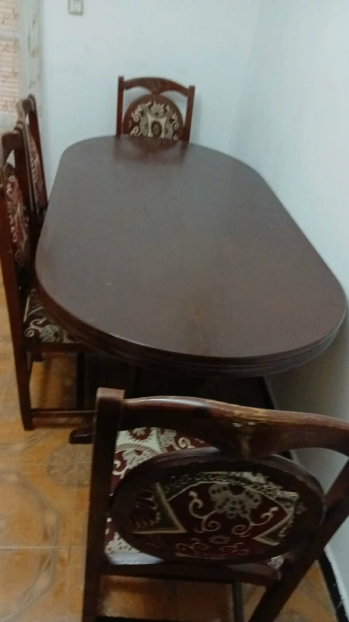 Une Table & 06 chaises