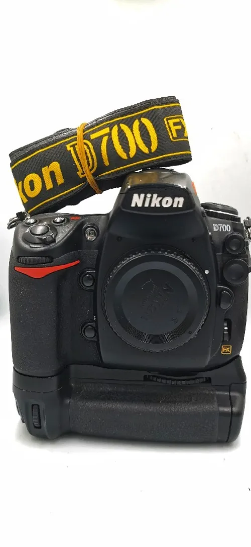 Nikon D700 avec Grip (28k clic) état neuf
