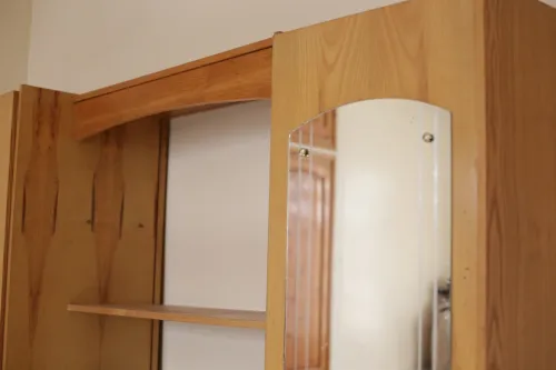 Armoire polyvalente miroir-tiroir-étagères 