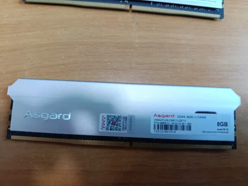 2 barrettes mémoire DDR4 ASGARD 8 Go chacune (16 Go au total)