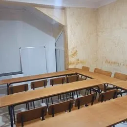 طاولات وكراسي لدروس الدعم Des tables et des chaises à vendre