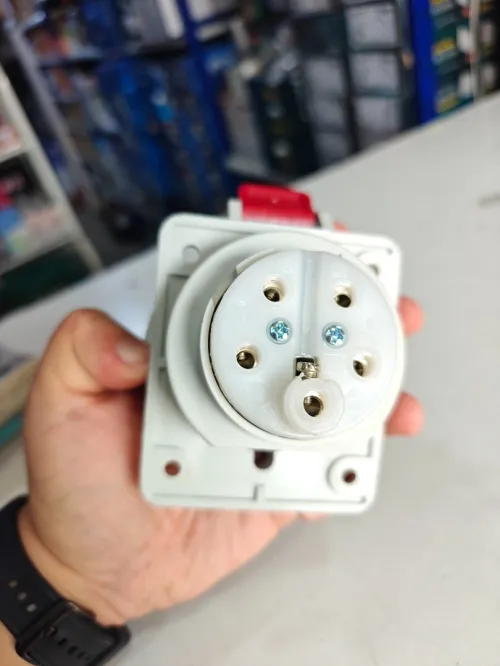 Prise force 32A 3Poles+N+T 6H