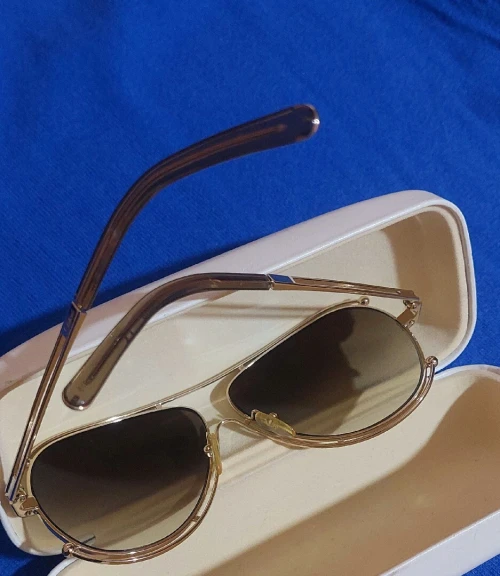 Très belles lunettes solaires grande marque