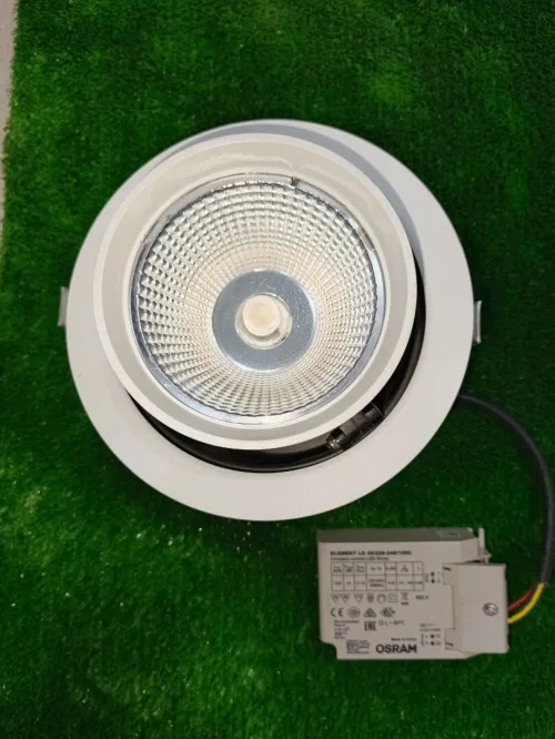 Projecteur led sur rail triphasé ( éclairage commercial )