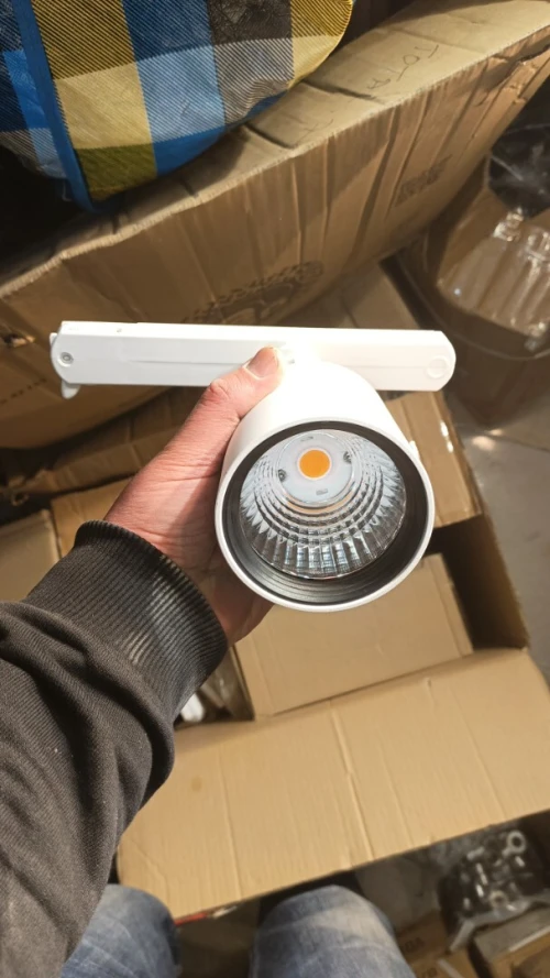 Projecteur led sur rail triphasé ( éclairage commercial )