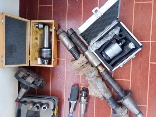 Vent un Lot d'outillage professionnel tour fraiseuse ادوات الخراطة، تور