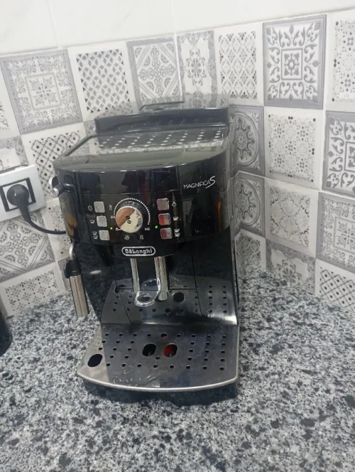 Cafetière Delonghi magnífica s 