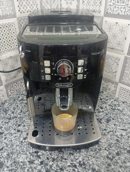 Cafetière Delonghi magnífica s 