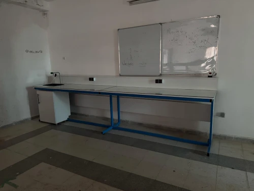 Fabrication Paillasses de laboratoire sur mesure - Qualité et durabilité garanties
