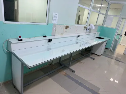 Fabrication Paillasses de laboratoire sur mesure - Qualité et durabilité garanties