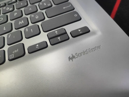 ASUS i5 10em 8gb ssd256 intel UHD 