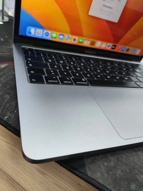 MacBook pro touchbar 2020 i5 16gb nvme 512 13.3 libérer Officiel 